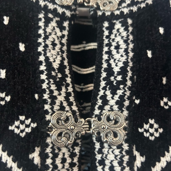 Nice warm coat, short with brooches, black and white with Christmas design - Picture 2 of 5